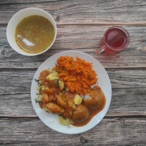 Zdjęcie przedstawia Dietę z ograniczeniem łatwoprzyswajalnych węglowodanów: Zupa jarzynowa z makaronem Ziemniaki młode z koperkiem gotowane Pulpet z kurczaka Sos curry Surówka z marchwi i jabłka Kompot owocowy z jabłkami